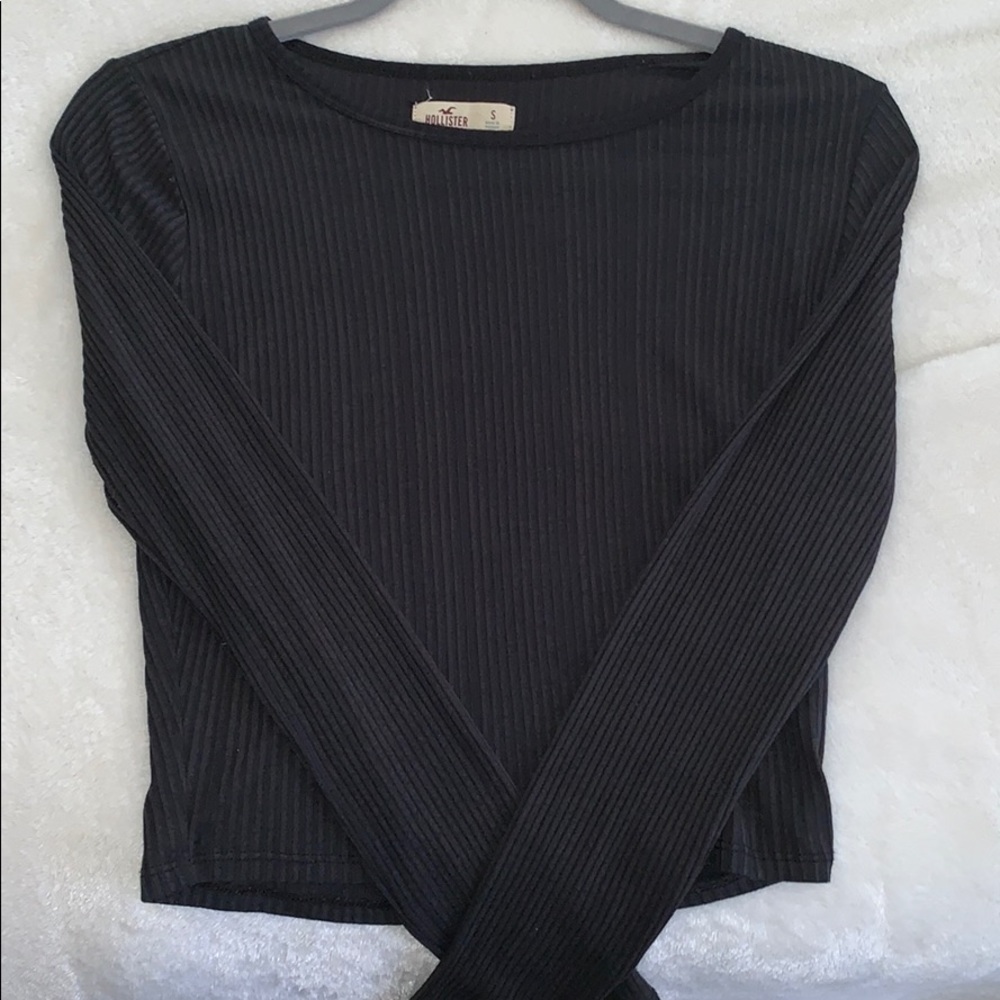 Black long sleeved crop top